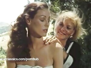 Rubia madura entre h ...